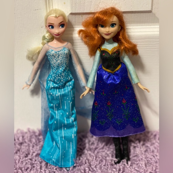 Frozen Bundle - Elsa & Anna dolls ❄️ 🏰 - Picture 1 of 15